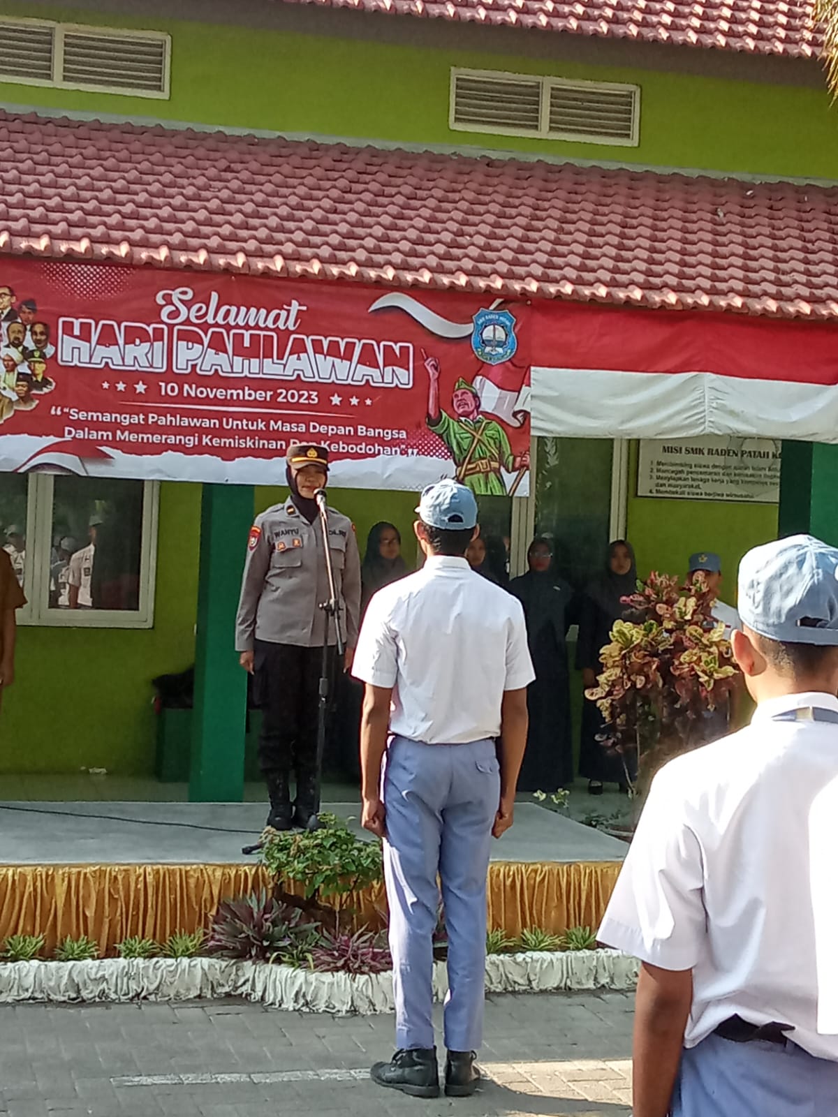 Upacara Hari Pahlawan 2023 di SMK Raden Patah Kota Mojokerto Dipimpin Langsung Oleh Panit Binmas Polsek Magersari