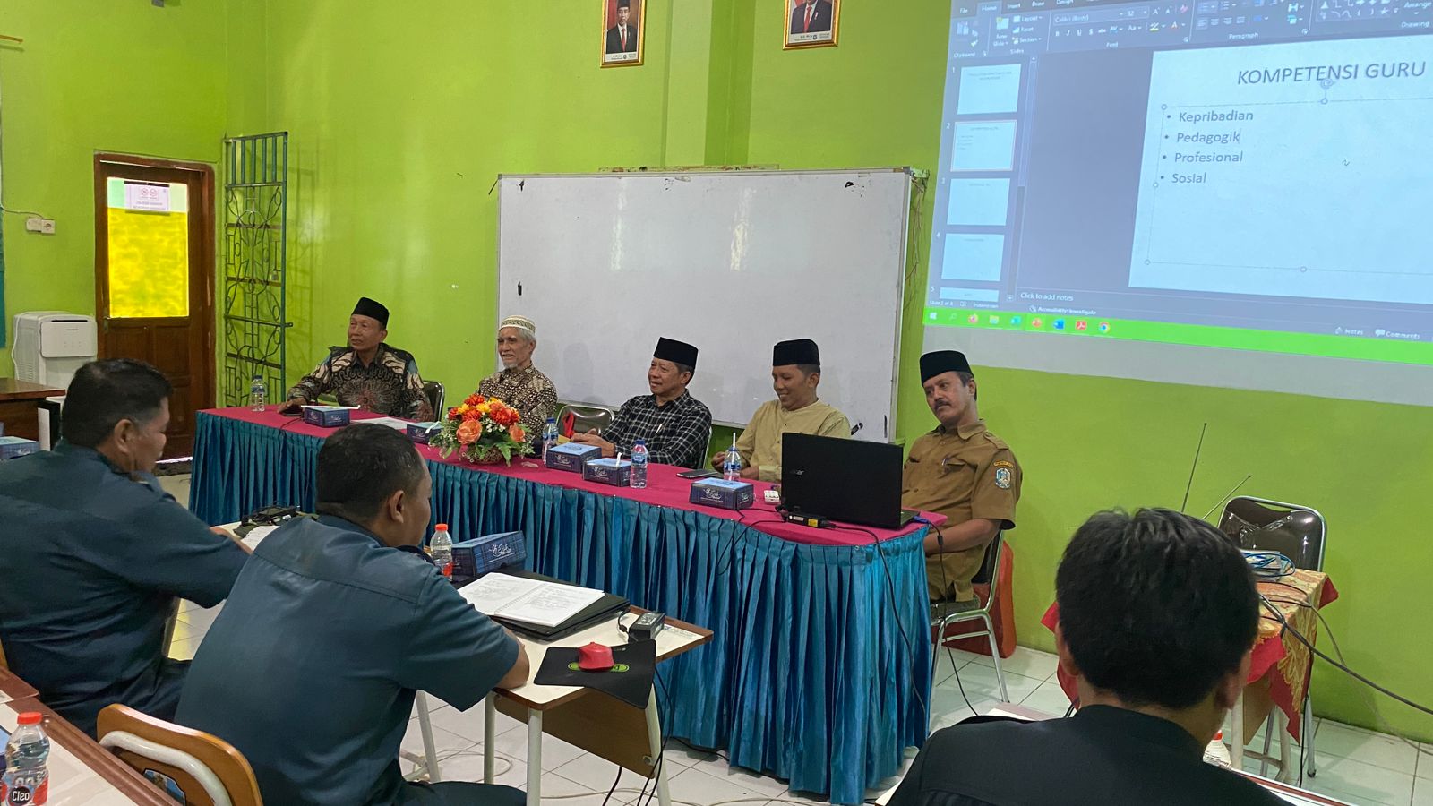 Pembekalan Kepala Sekolah dan Team Work di SMK Raden Patah Kota Mojokerto