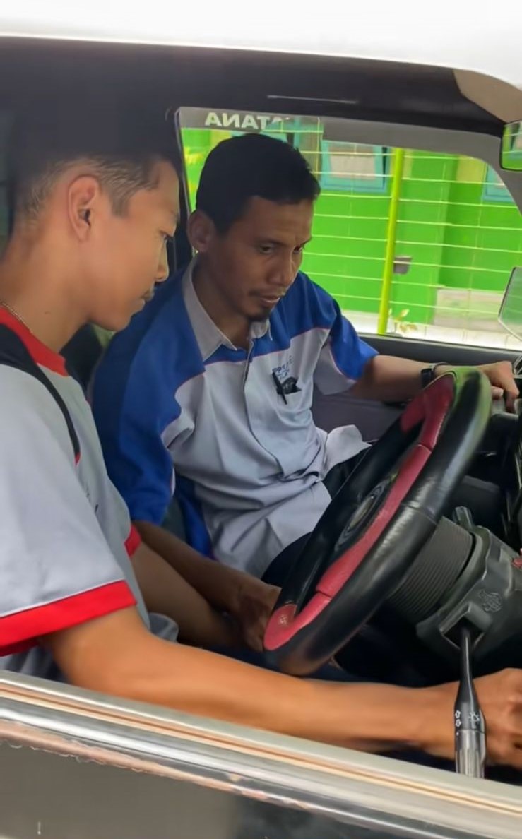 Praktek Mengemudi Siswa Kelas XII Teknik Kendaraan Ringan SMK Raden Patah Kota Mojokerto