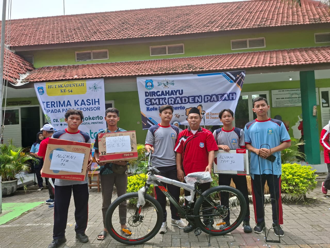 Meriahkan Dies Natalis ke-54, SMK Raden Patah Kota Mojokerto Gelar Jalan Sehat Bareng Alumni