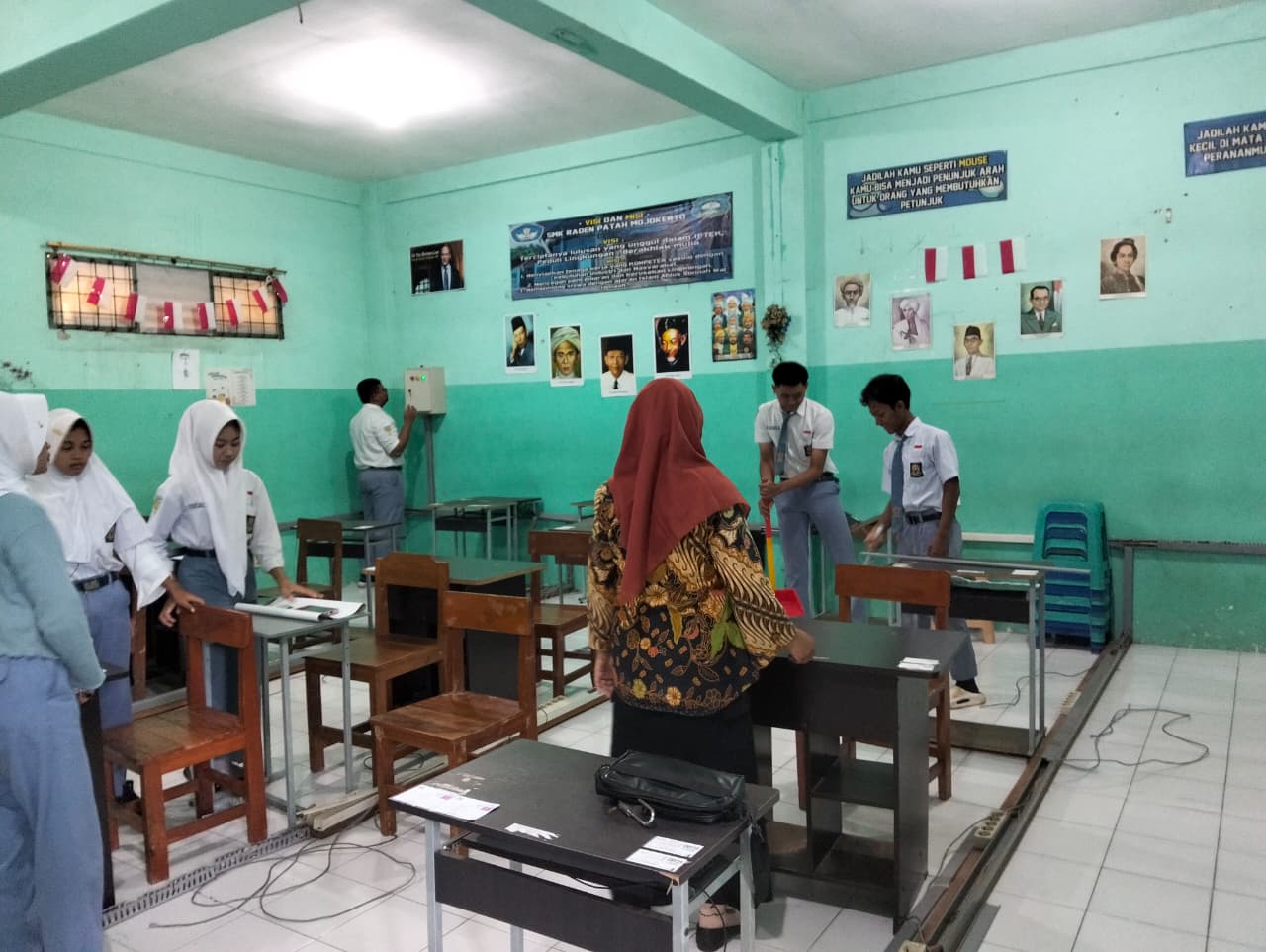 Sinergi Kebersihan dan Spiritual: SMK Raden Patah Kota Mojokerto Gelar Selasa Bersih dan Ziarah Makam Pendiri